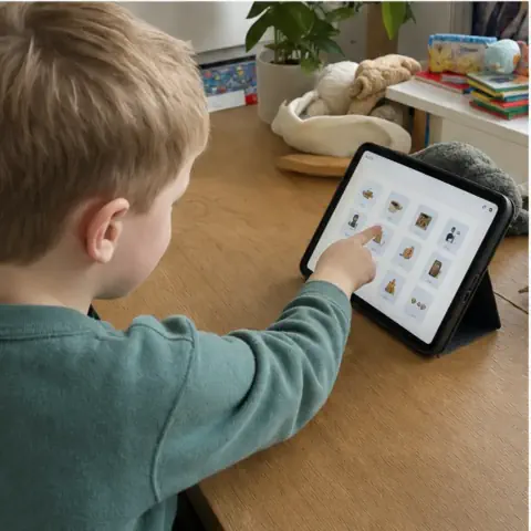 Een gewone thuissituatie waarin een kind kijkt naar een visuele routine op een tablet.